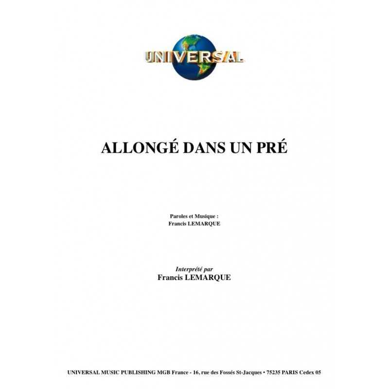 ALLONGÉ DANS UN PRÉ