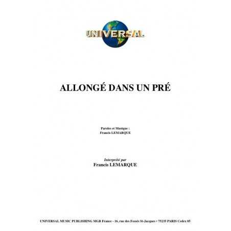 ALLONGÉ DANS UN PRÉ