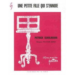 UNE PETITE FILLE QUI S'ENNUIE
