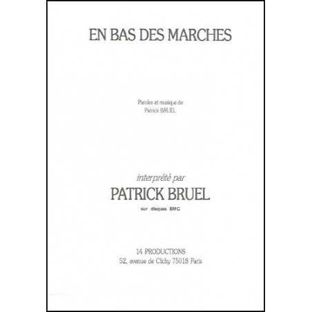 EN BAS DES MARCHES