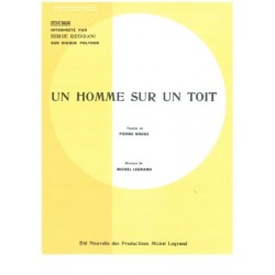 UN HOMME SUR UN TOIT