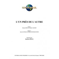 L'UN PRÈS DE L'AUTRE