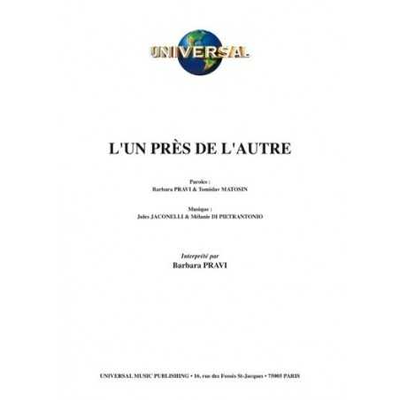 L'UN PRÈS DE L'AUTRE